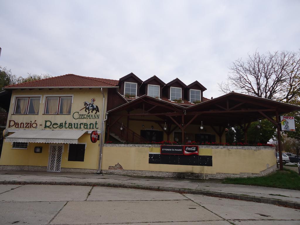 Czermann Panzio Es Etterem Hotel Oroszlany Luaran gambar