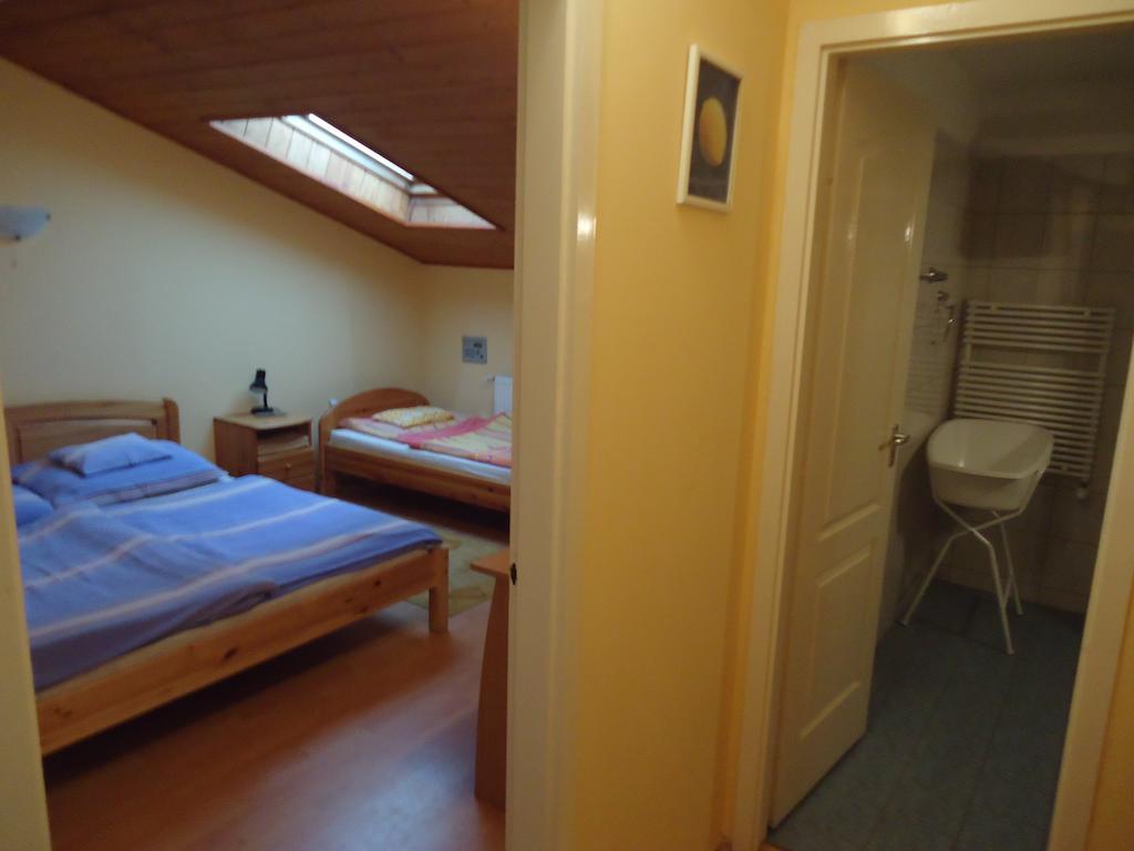 Czermann Panzio Es Etterem Hotel Oroszlany Bilik gambar