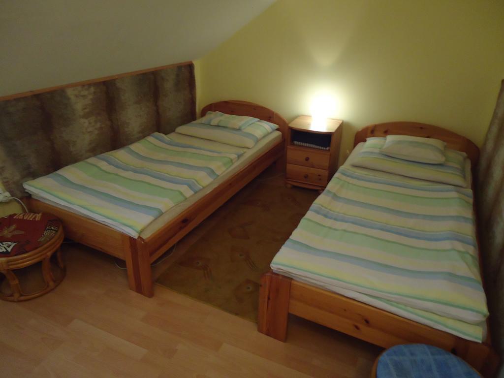 Czermann Panzio Es Etterem Hotel Oroszlany Bilik gambar