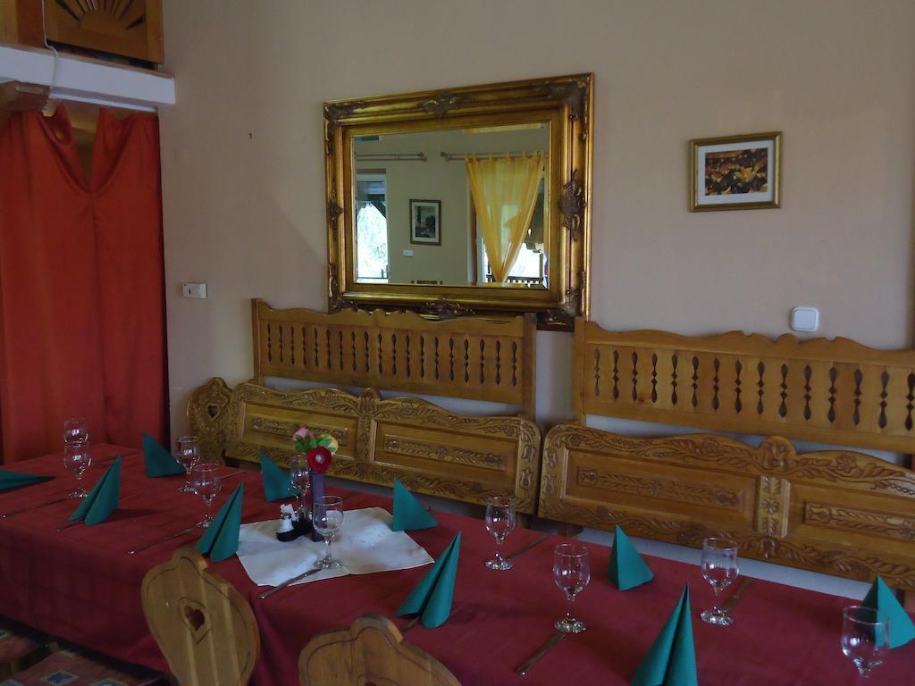 Czermann Panzio Es Etterem Hotel Oroszlany Luaran gambar